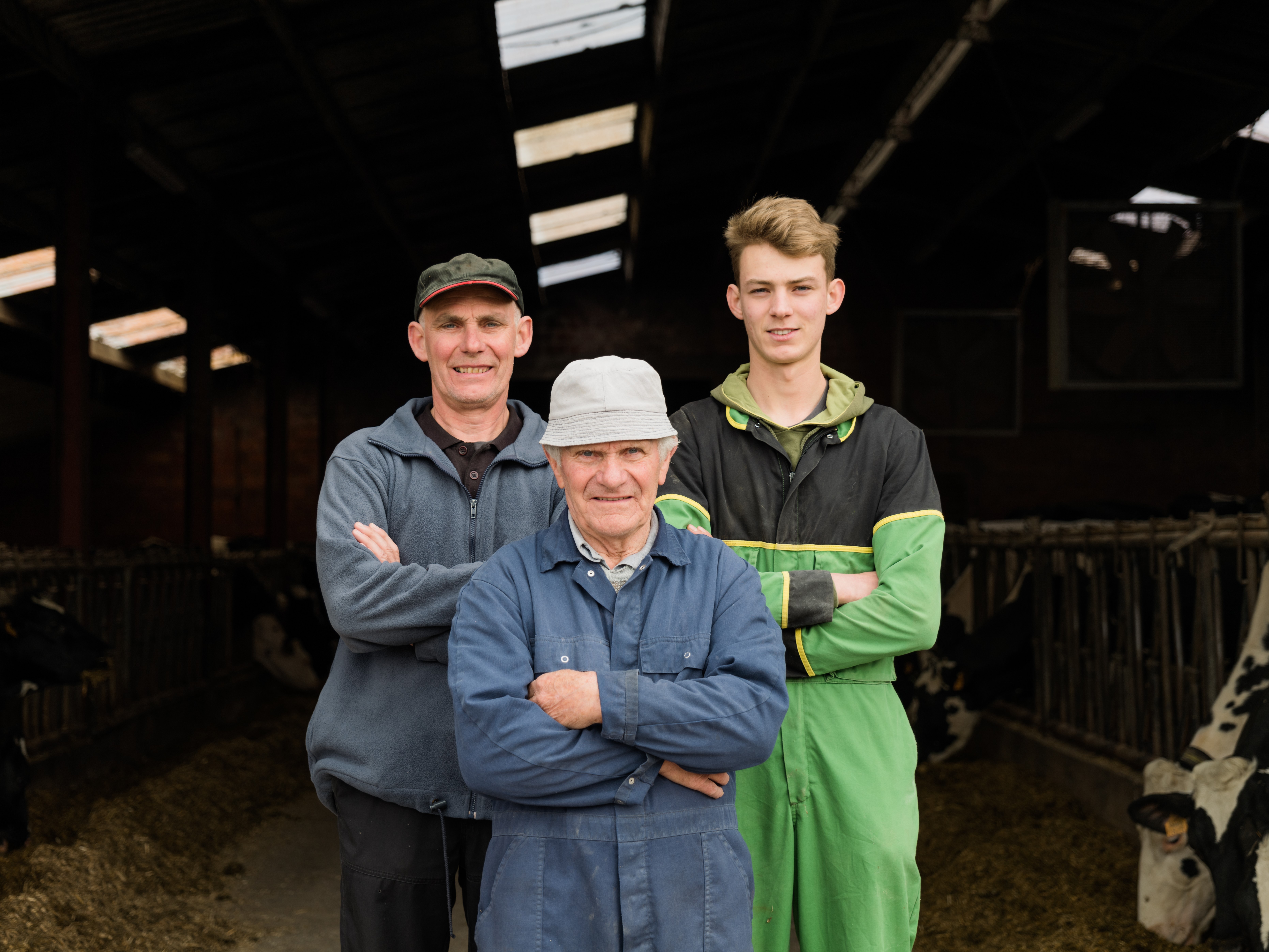 Drie boeren voor een schuur